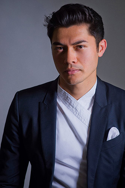 من مقدم برنامج تلفازي لنجم فيلم ‘Crazy Rich Asians’ الناجح: نظرة على رحلة نجاح هينري جولدينج